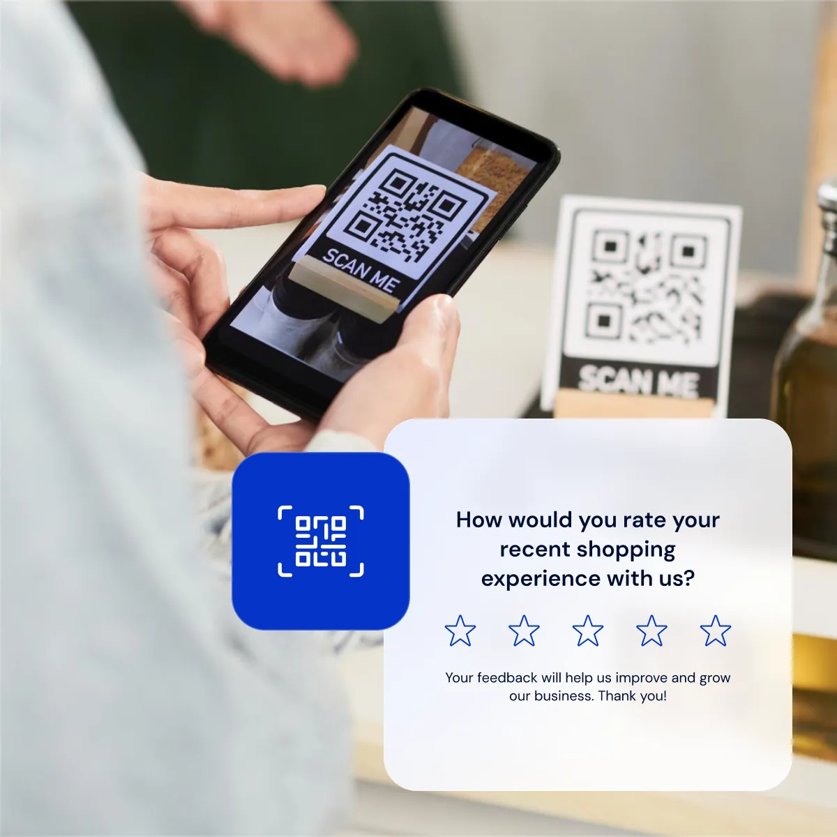 Ujęcie zza ramienia klienta: telefon skanuje stojącą na ladzie kartę z kodem QR i napisem „scan me”, a nakładka pokazuje ankietę z pytaniem o ocenę ostatnich zakupów i pięcioma gwiazdkami.