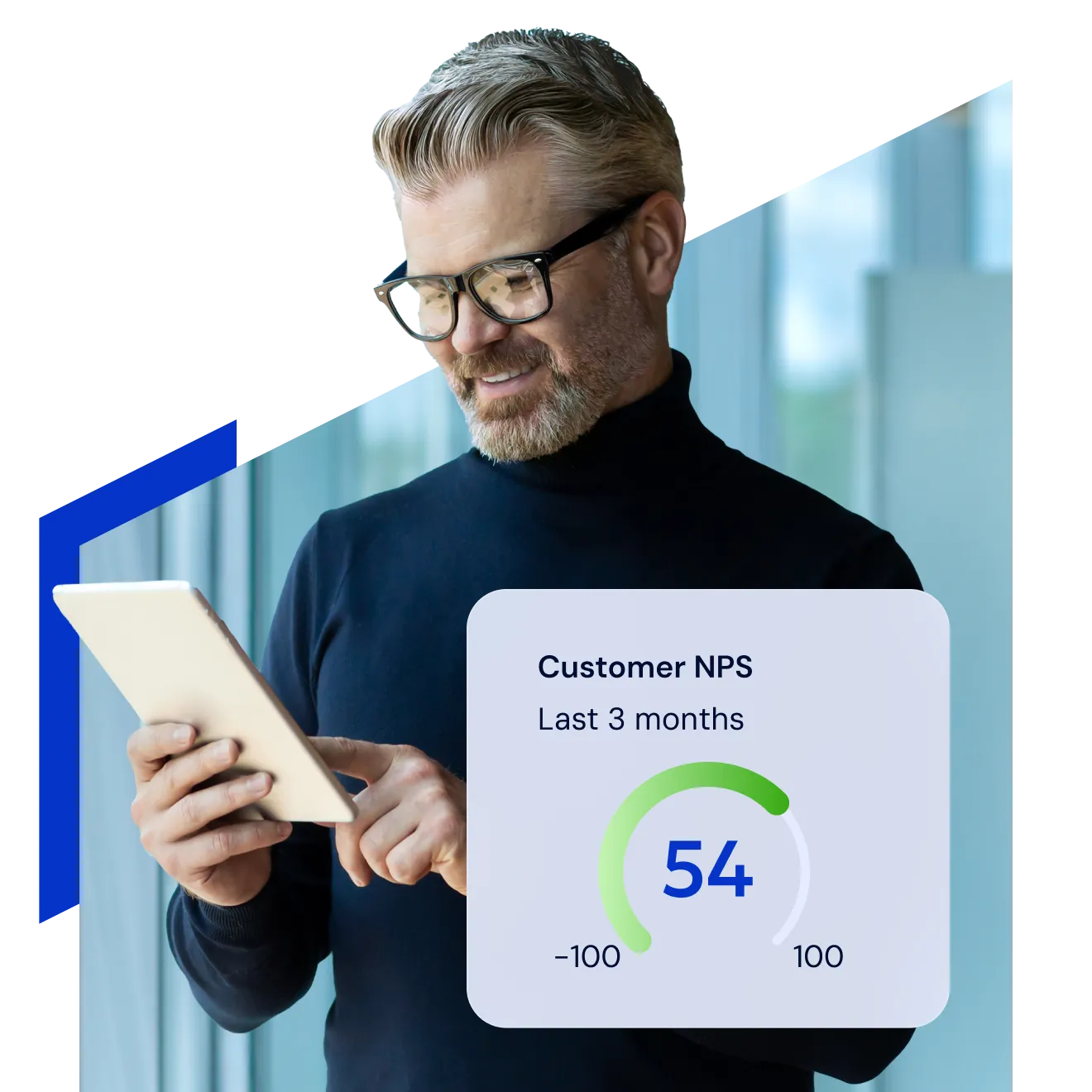 Klient w okularach dotyka ekranu tabletu, obok karta Customer NPS z wynikiem 54 za ostatnie trzy miesiące, w skali od -100 do 100